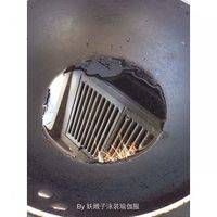 适当多放点油…先下土豆片煸五六分熟，再下焯好的竹笋，最后放辣白菜～再少来点水～炖一下…