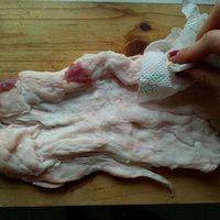猪板油一块，洗净后用厨房纸擦干水分。