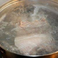 干豆角提前泡一个晚上。猪肉冷水下锅，煮开，捞出浮沫。煮到肉七八熟，大约半小时左右。