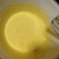 蛋黄加入白糖，用打蛋器打至体积变大，颜色变白
