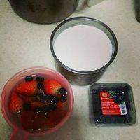 蓝莓和草莓洗净 可以用水泡一下