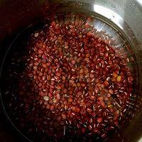 红豆洗净，温水泡一宿，约8小时。