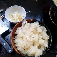 剥出柠檬肉和柚子肉。