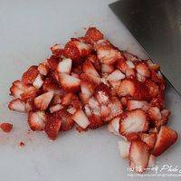 最后做馅料。草莓洗后切成块。