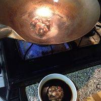 把酱油跟老酒倒入碗里 热锅 到一点油 把肉球在碗里沾一圈 然后 直接放入锅中 这里要小心 会有油溅出来 一点点