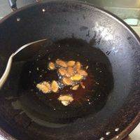 锅热放油，油热用姜片爆香，小火，至姜片微微成褐色；