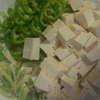 煮开锅放入豆腐，大葱和青椒搅拌均匀就可以出锅了！