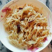 加油待油热，加土豆丝翻炒。最后加入盐，酱油，醋～～～当当当当～出炉啦