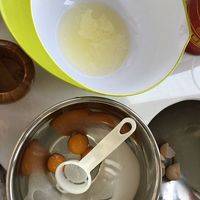把蛋白和蛋黄分离到两个无水无油滴干净盆子～无水无油，干净的哟！