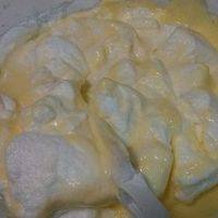 将拌匀的蛋黄糊全部加入剩下的蛋白里混匀。上下翻着拌。不要画圈，以免蛋白消泡，蛋糕烤出来发不起来成饼了。