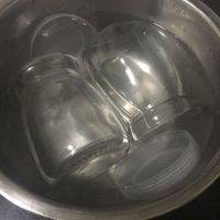玻璃瓶可以煮开消毒，也可以用沸水消毒