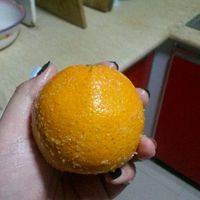 洗橙子，用盐搓，用盐搓可以去除橙子表皮的蜡，而且盐颗粒很硬，也会破坏果皮，所以搓的时候就会闻到浓郁的橙子味，欲罢不能(￣▽￣)