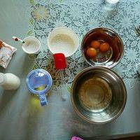 先准备好食材，把蛋清蛋黄分离，打发蛋清需要用到打蛋器哦（手打是不可能的哦