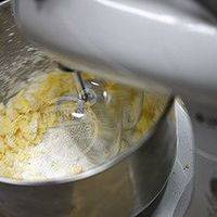  将黄油、糖粉加入搅拌缸内，先以慢速搅打2min，后改为快速打至稍发阶段；