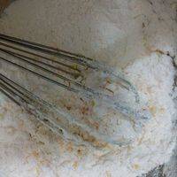 筛入低筋面粉，用打蛋器搅拌至无干粉颗粒。