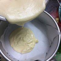 在预热烤箱的时候 把混合好的东西倒入铺好油纸的8寸蛋糕模里面 轻轻震荡 震出大的气泡