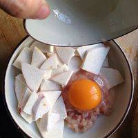 磕一个鸡蛋，上边洒层薄薄的细盐！也码盘！