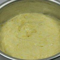 将调好的芒果泥倒入打发好的奶油中搅拌均匀即成为慕斯浆