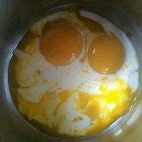 2.蛋黄，蛋清分离！蛋黄打到放有牛奶油的盆里加糖搅匀！