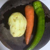 准备蔬菜，土豆去皮与胡萝卜青椒洗净；