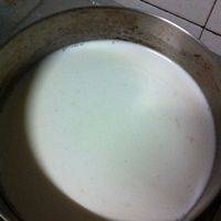 将牛奶和炼乳一起放入奶锅中煮，炼乳的量根据自己的喜好增减，火不要太大哦，煮到锅边冒小泡就可以关火啦