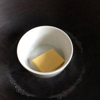 黄油切块隔水融化。