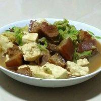 白菜豆腐版炖肉，还可以加点粉条，这样炖吃多少都不腻。豆腐要晚点放才嫩哦！