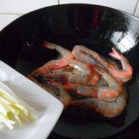 放入葱姜蒜翻炒，用勺子压一压虾头，炒出虾油。