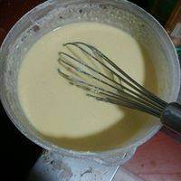 把低粉和玉米淀粉混合过筛倒入温热的牛奶中，搅匀。