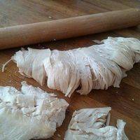 放凉的鸡肉，用擀面杖把肉打散！容易撕成丝！