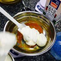 按加入打发的淡奶油80克到融化好的芒果果泥。