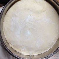 发酵后，在表面撒一些干粉，取出面团。