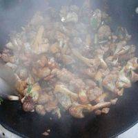 放油，炒肉，入适量酱油，加入花菜