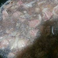 冷水，一定冷水下锅
冷水下锅的原理是把肉里面的血水逼出来
这是冒下，