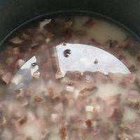 将大米洗几遍，然后浸泡。再将酱肉切成丁，放入浸泡的大米中。