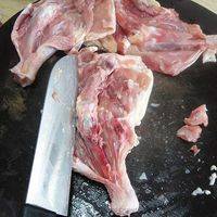 解冻好的鸡腿用刀沿着鸡腿骨中间切开，然后再把两边的筋也切断不要切破皮
