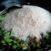 豆角土豆炒至半熟，关火，加入生大米