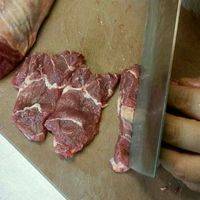 切成一指左右厚的肉片