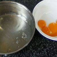 将鸡蛋黄与鸡蛋白分离，保证鸡蛋白不会沾到一点油，水和蛋黄。