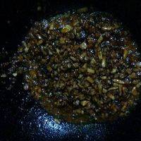 锅内重新倒少许油，油热，先炒肥肉丁，把油分炒出来，加入葱姜蒜炒香，再加瘦肉丁炒熟。加入豆瓣酱、面酱继续翻炒出香味加开水没过材料，稍炖