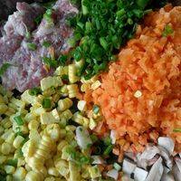 先把猪肉剁碎，葱、红萝卜、菇、玉米切粒！