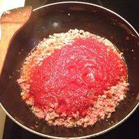 炒好后加入番茄酱汁，再加一小碗水，拌匀。