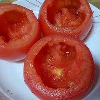 番茄顶部切除，用小勺把番茄肉挖空。