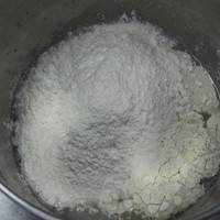 加入粉类搅拌均匀，和成表面光滑的面团