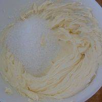 黄油切丁室温软化加入糖粉拌匀打发至膨松状；