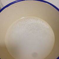 大米浸泡凉干磨粉，或者打成米浆，