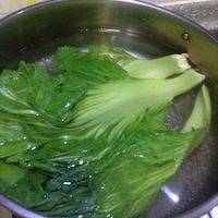 将水烧开，下芥菜烫到变色即取出，要求烧水锅内不能有油，装芥菜的盆内不能有油、生水。