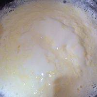 牛奶开锅后放少量苏打，倒入鸡蛋，搅拌均匀