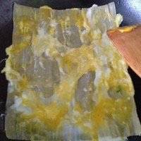 用平底锅，锅底刷一层油，鸡蛋搅拌均匀，一只鸡蛋的量，倒入锅里，随即放入冷面。