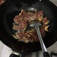 把腌制好的牛肉放入油锅内，炒3分钟左右（因为等一下还要炒，避免牛肉变老没嚼劲）！